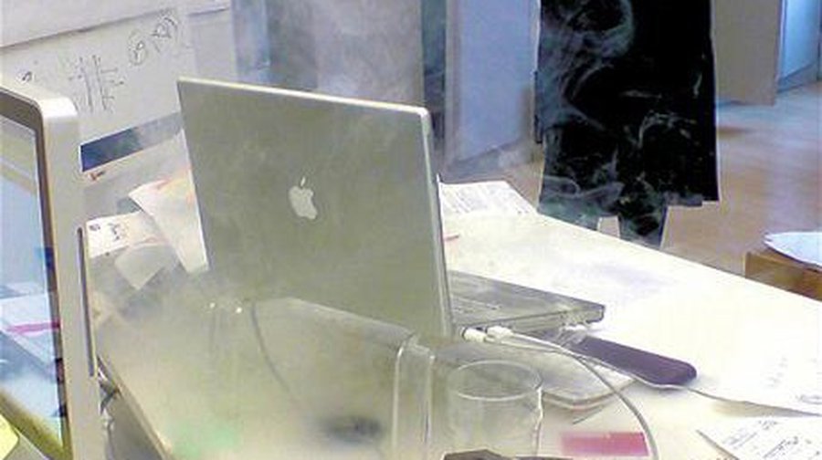 У лондонского клерка взорвался ноутбук Apple PowerBook - IT новости
