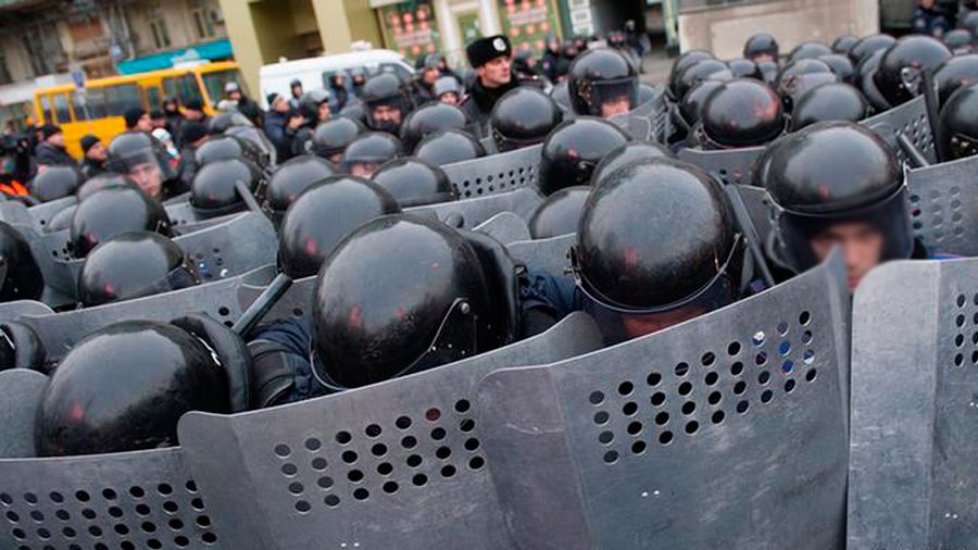 Протестующие в Киеве начали бросать в милиционеров камни, нарушив перемирие - В Мире