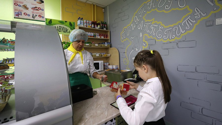 В Госдуме РФ предложили запретить продажу в школах газировки, чипсов и сухариков - В Мире