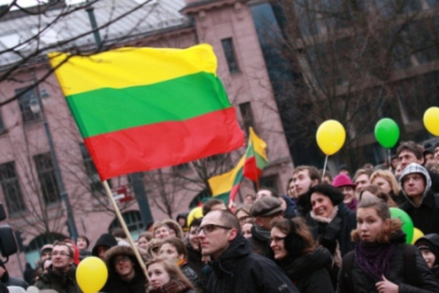 Patriotiškai nusiteikusio jaunimo eitynes pakeitė dainos ir šokiai - Lietuva ir Baltijos šalys