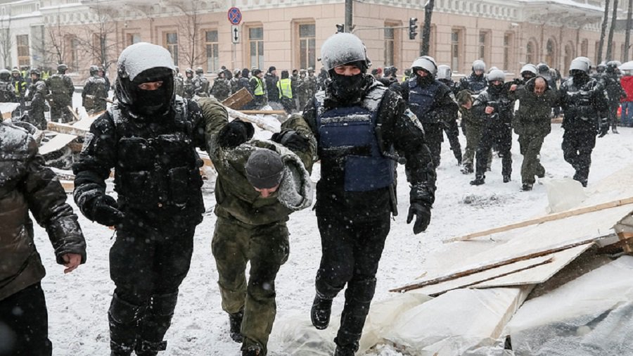 Киевская полиция провела рейд в палаточном лагере демонстрантов возле здания Рады - В Мире