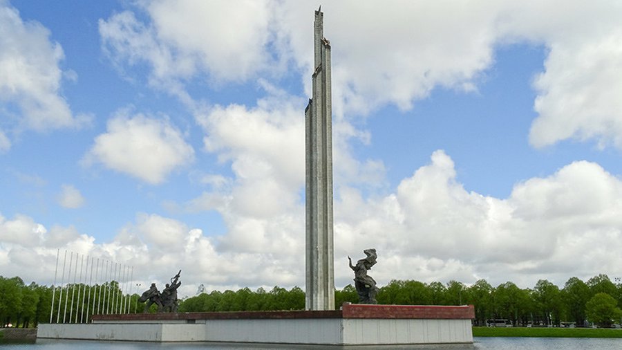 Петиция в защиту памятников борцам с нацизмом в Латвии собрала нужные 10 тыс. подписей - Литва и страны Балтии