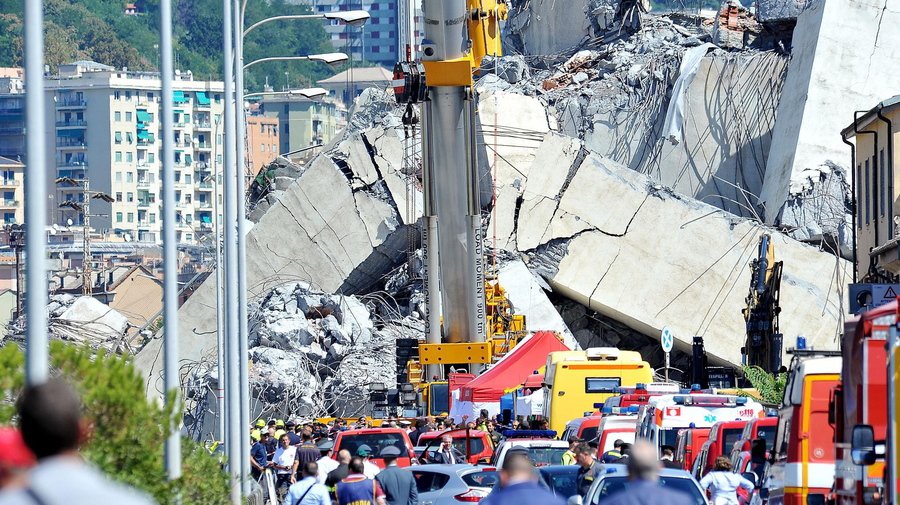 Италия ввела режим чрезвычайного положения в связи с обрушением моста в Генуе - В Мире