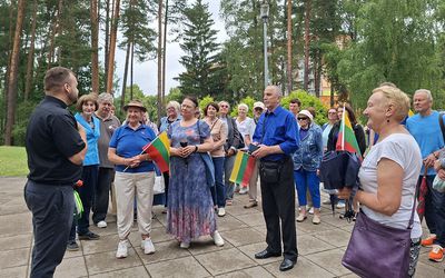 Поход «Обними свой город» пенсионеры посвятили Дню государства (фотогалерея) - В Висагинасе