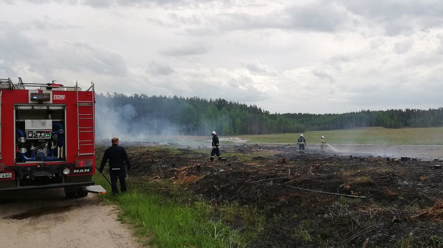Пожар на месте будущего квартала индивидуальной застройки (видео) - В Висагинасе
