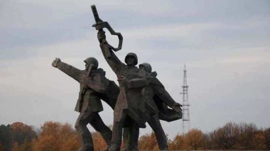 Жители Риги не поддерживают идею сноса памятника советским воинам-освободителям - Литва и страны Балтии