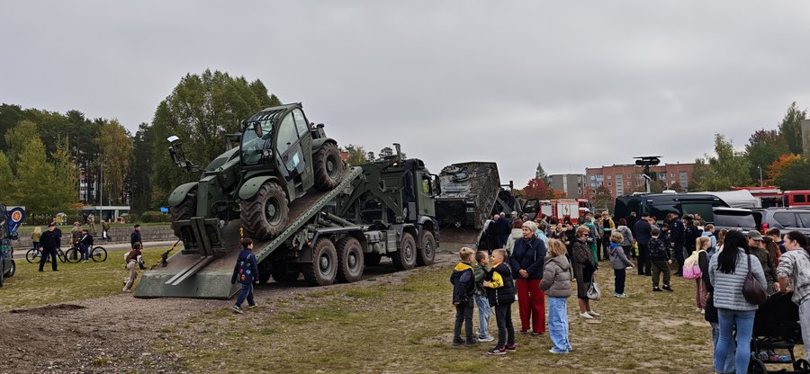 Сегодня в Висагинасе проходит выставка военной техники и вооружения - В Висагинасе