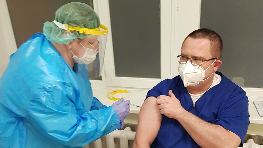 Первым 10-ти медикам Висагинской больницы сделаны прививки от COVID-19 - В Висагинасе