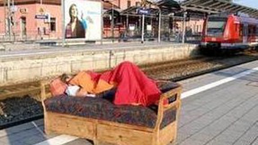 Пьяного немца прямо на диване отправили поездом в Мюнхен - Хобби, отдых и развлечения