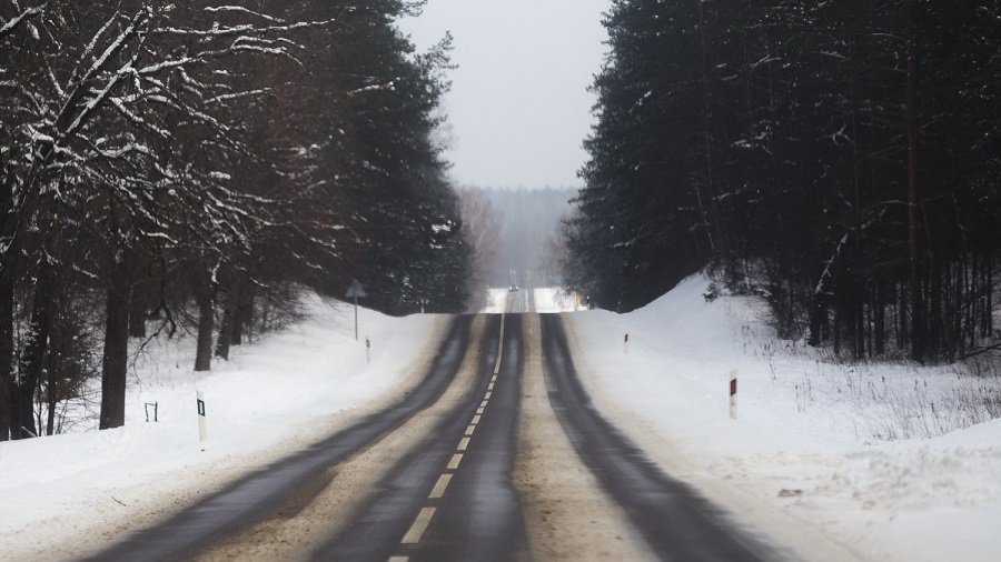 Kelininkai įspėja dėl slidžių rajoninių kelių, naktį eismo sąlygas sunkins šlapdriba, plikledis ir rūkas - Lietuva ir Baltijos šalys