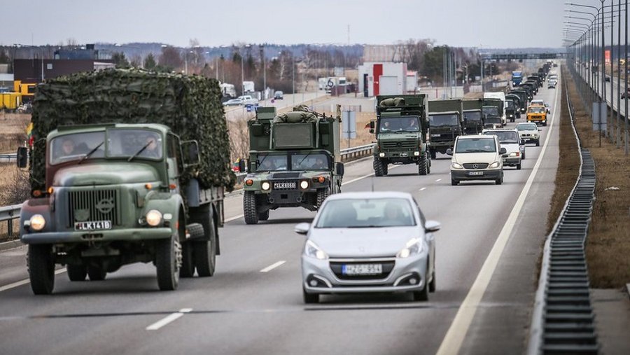 МОК предупреждает о передвижении по дорогам страны большого количества военной техники - Литва и страны Балтии