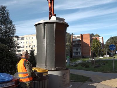 В контейнерах на коллективных площадках начат монтаж новых датчиков заполнения - В Висагинасе