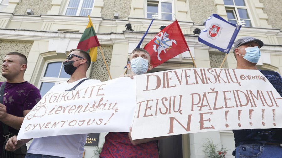 Жители литовского городка, где хотят разместить мигрантов, провели акцию протеста - Литва и страны Балтии