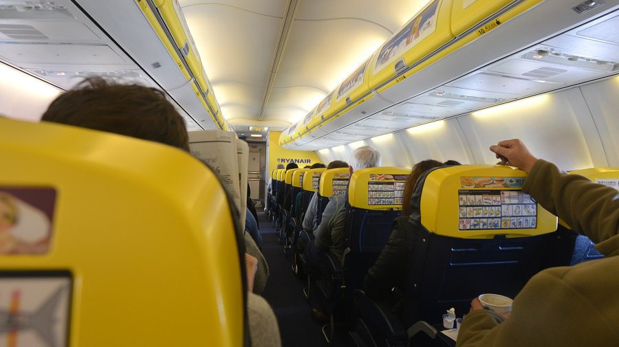 СМИ: более 30 пассажиров Ryanair пострадали из-за падения давления в салоне самолета - В Мире