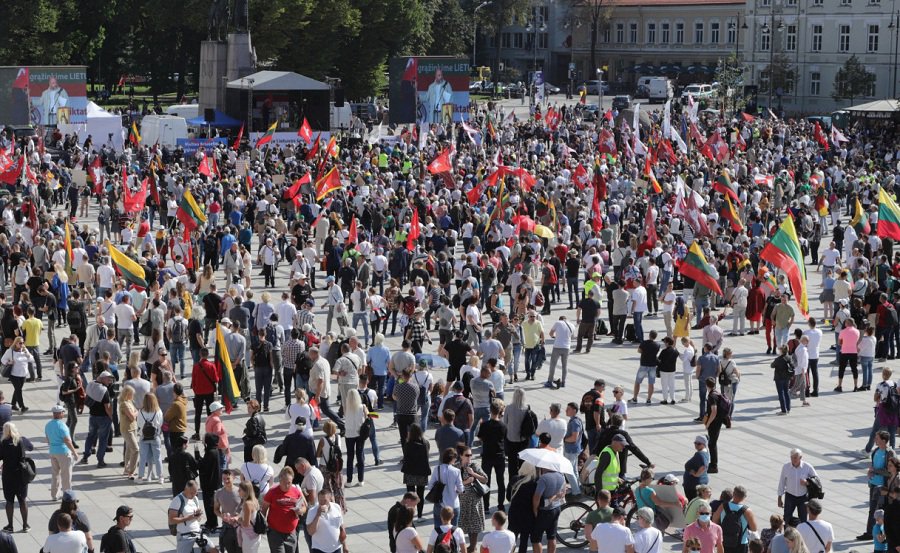 Митингующие на Кафедральной площади высказываются против насилия, надеются на диалог с властями - Литва и страны Балтии
