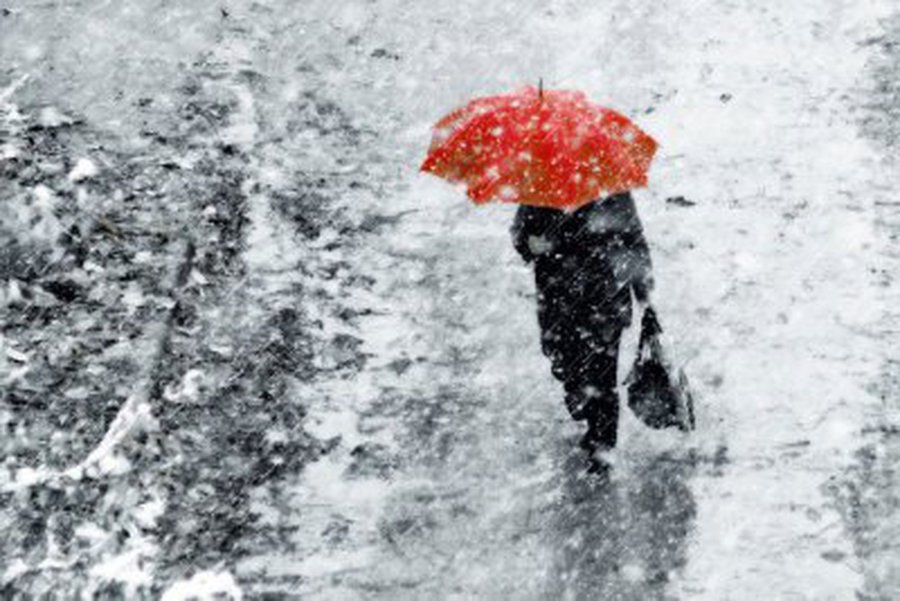 Lietuvoje sninga ir pusto, eismo sąlygos išlieka sudėtingos - Lietuva ir Baltijos šalys