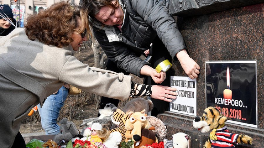 В регионах России прошли акции памяти по погибшим в Кемерове - В Мире